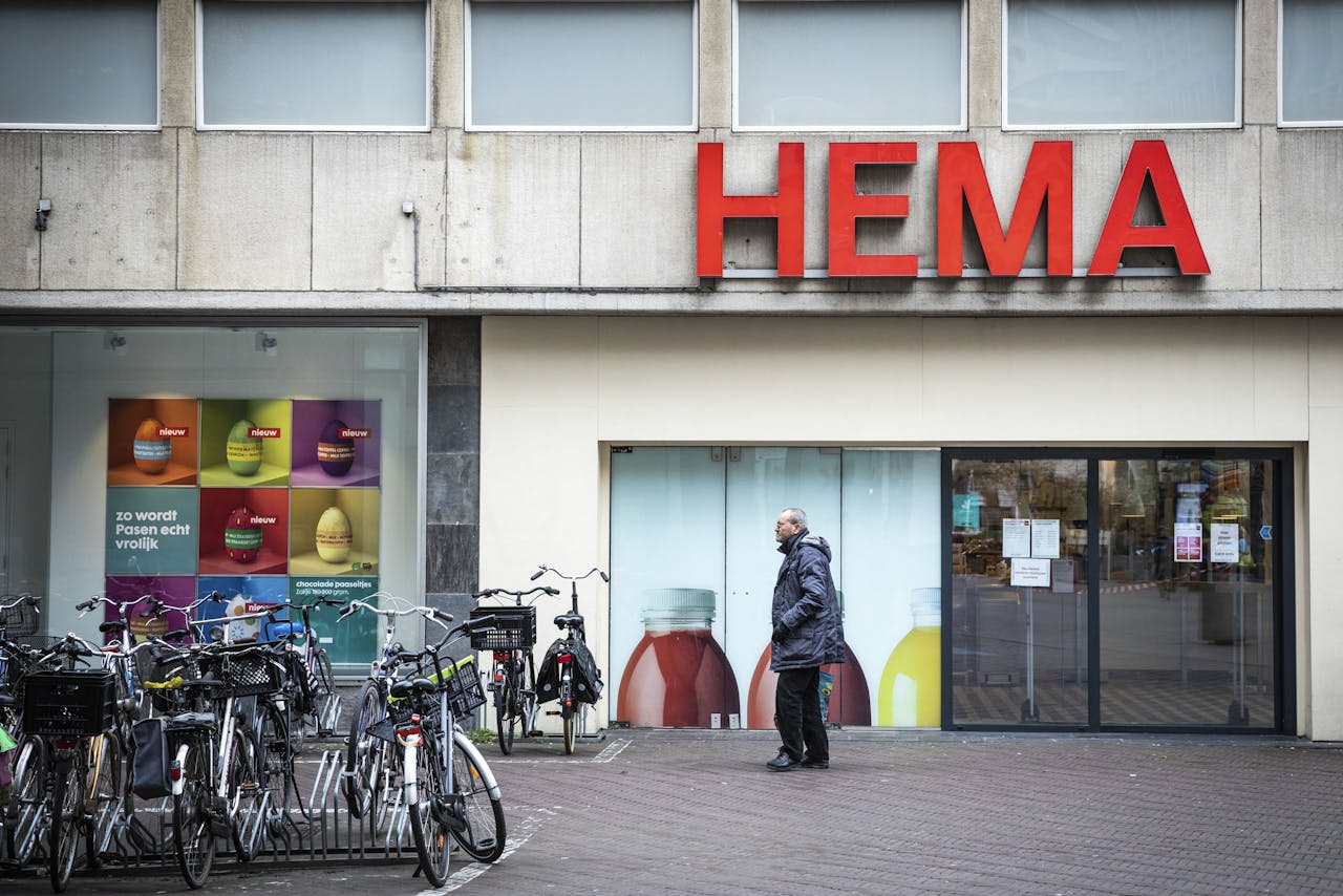 Een Hema in de binnenstad van Den Haag donderdagmiddag. Hema heeft veel last van de coronacrisis, die extra hard aankomt omdat het warenhuis al jaren zucht onder een zware schuldenlast.