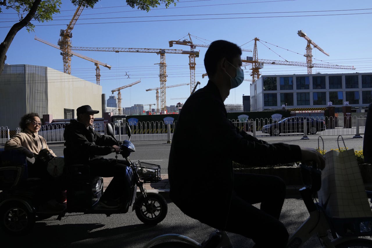 Een bouwplaats in Peking. De nieuwste cijfers over China's economische groei in het derde kwartaal laten een dalend aantal bouwprojecten zien. Ook de woningverkoop neemt af.