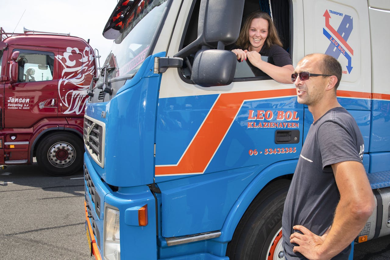 Nathaly Bol praat bij truckerstop Routiers Emmen met een mannelijke collega. Ze werkt sinds 7 jaar als truckchauffeuse. 'Het is een fantastisch vak', zegt ze. 'Ik denk dat mijn vader mij heeft aangestoken met de liefde voor het vak. Het leukste is de vrijheid, het rijden, dingen zien en het eigenlijk nooit opgesloten zitten.'