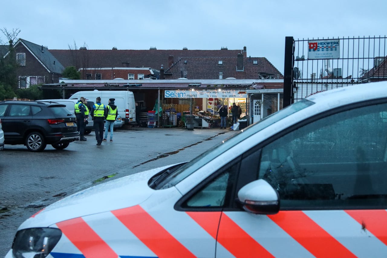 Controle op een winkelterrein in Leeuwarden begin februari die werd uitgevoerd door de politie, NVWA, Douane en Nederlandse Arbeidsinspectie.