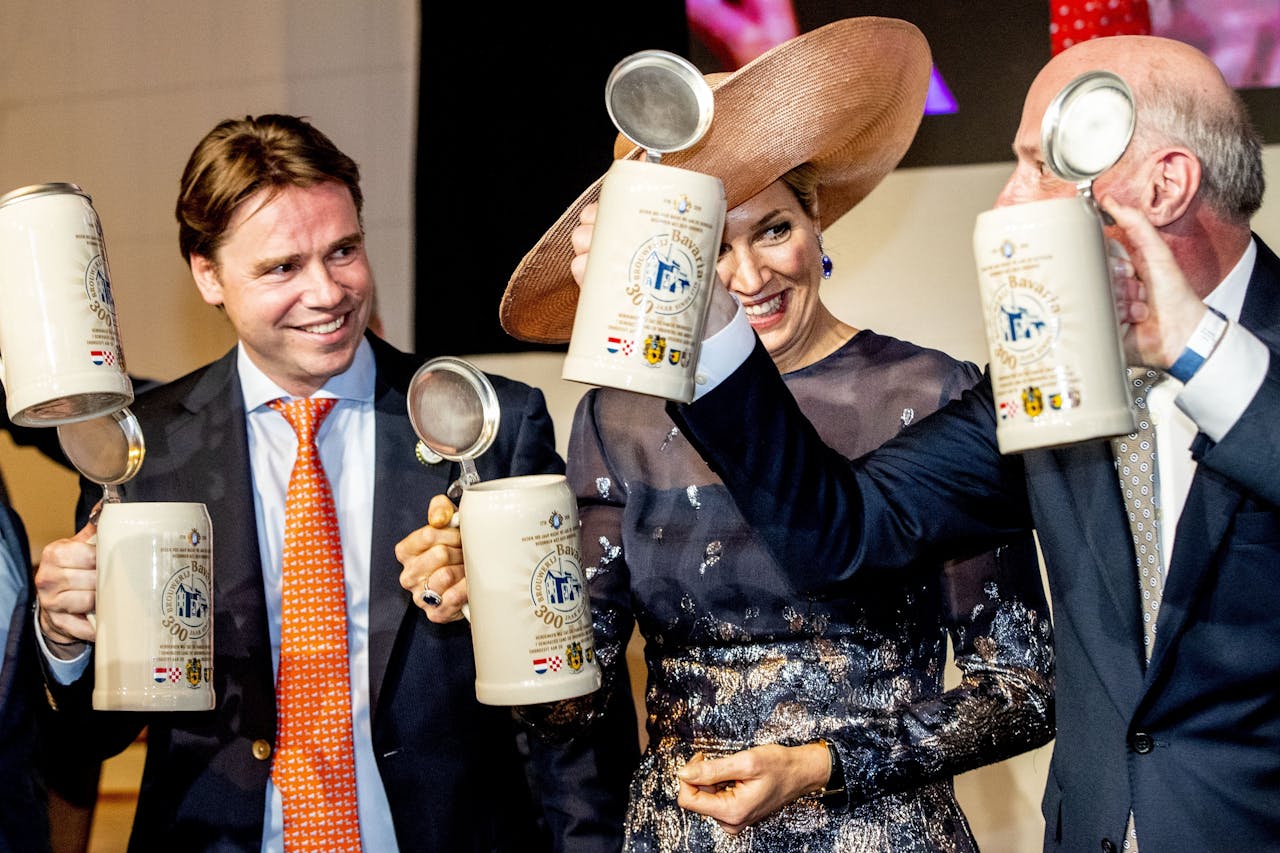 Koningin Máxima in 2019 tijdens de viering van 300 jaar brouwerij Bavaria, met links ceo Peer Swinkels.