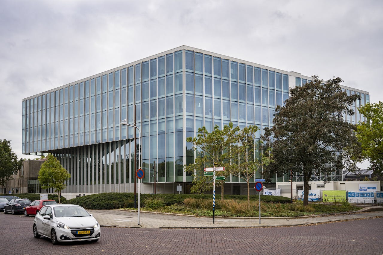 De rechtbank in Zwolle waar het gerechtshof Arnhem-Leeuwarden uitspraak deed over de witwaszaak.