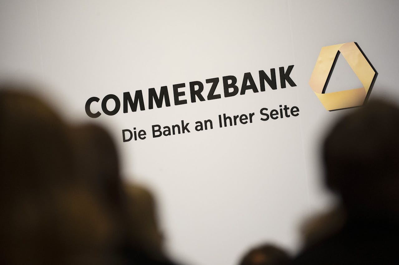 Commerzbank logo op de jaarlijkse aandeelhouders vergadering van de bank in Wiesbaden.