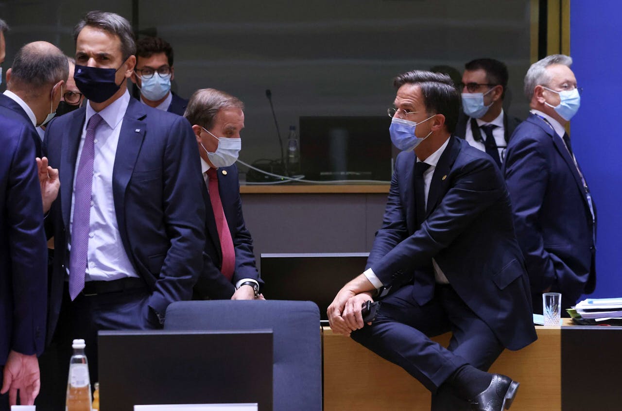 De Griekse premier Kyriakos Mitsotakis, de Zweedse premier Stefan Lofven en premier Mark Rutte op de EU-top.