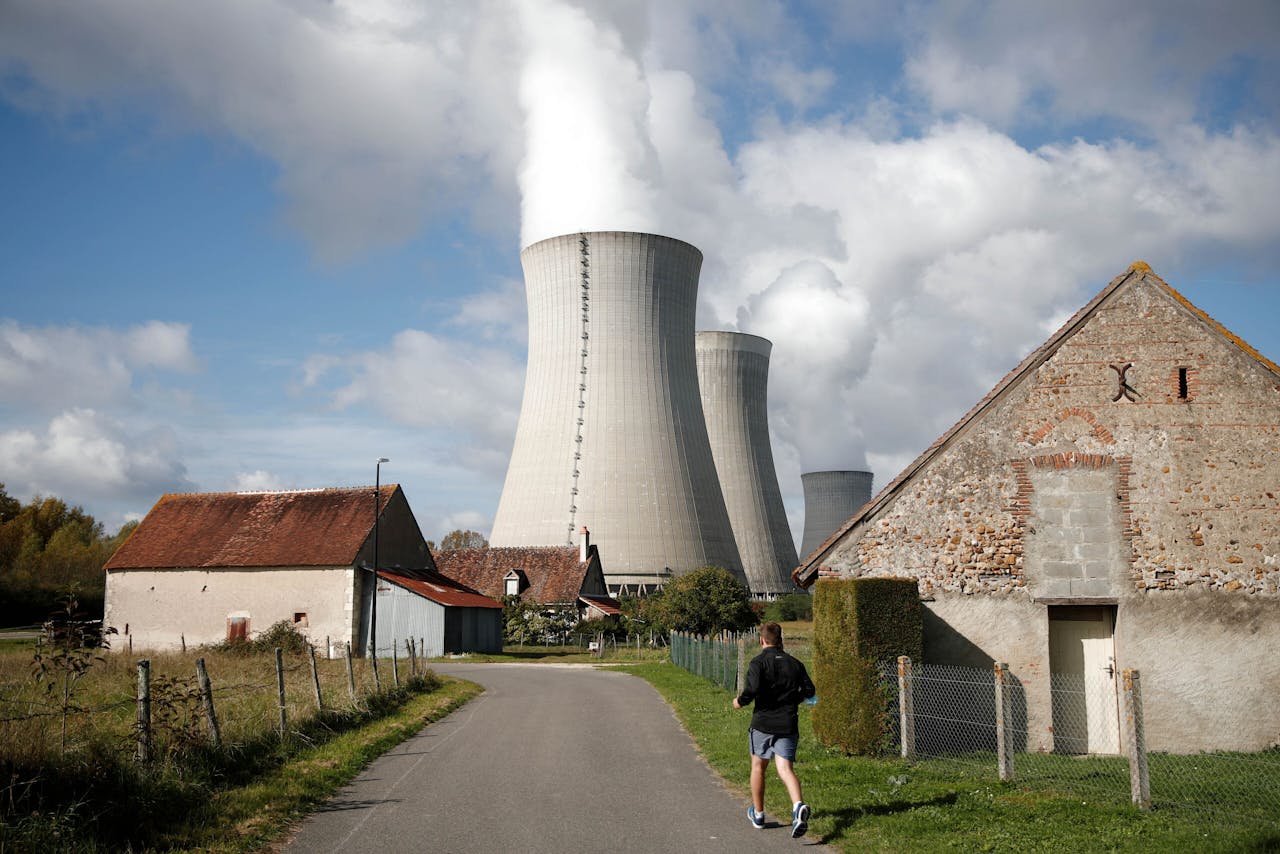 Koeltorens van de nucleaire centrale in het Franse Dampierre-en-Burly.