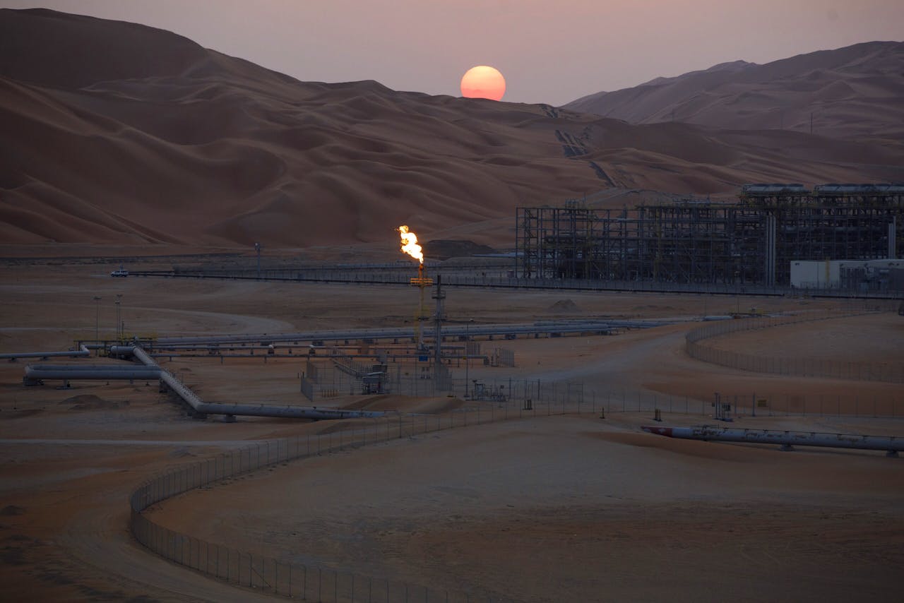 Een olieveld van Saoedi Aramco in de woestijn.