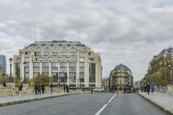 Het warenhuis La Samaritaine (links) ligt direct aan de Pont Neuf in Parijs en is in 2001 gekocht door luxeconcern LVMH.