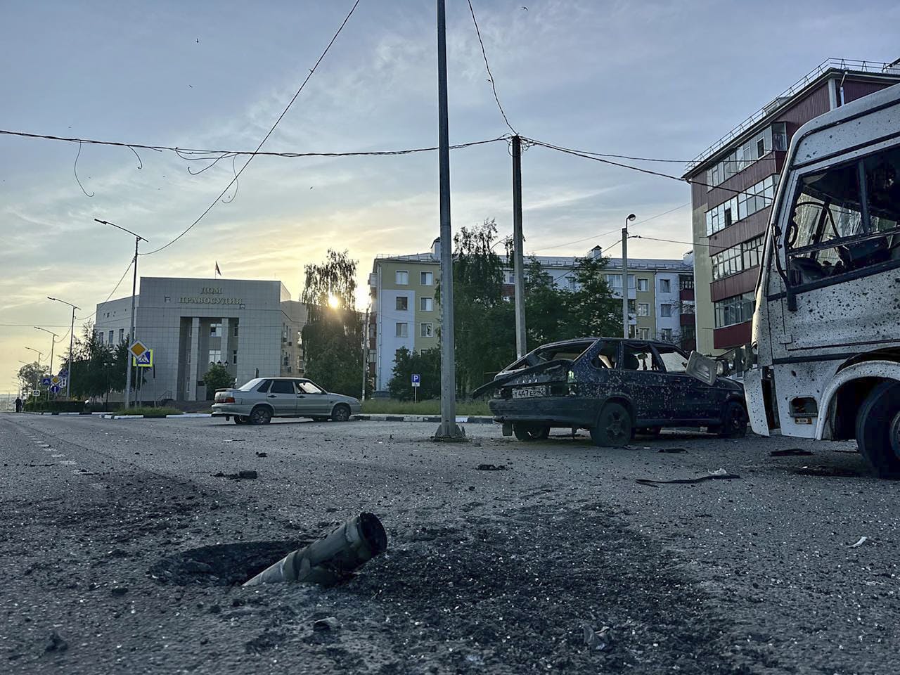 De ravage na een raketbeschieting van het Russische grensplaatsje Sjebekino nabij Oekraïne. De foto is afkomstig van de Russische gouverneur van Belgorod.