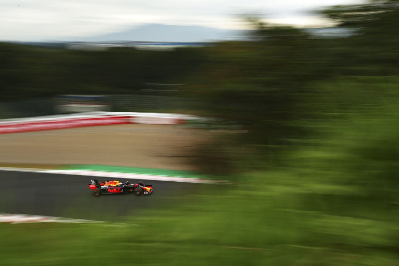 Max Verstappen oefent in zijn Aston Martin Red Bull Racing RB15 voor de F1 Grand Prix van Japan dit weekend. Cm.com is onder meer betrokken bij de kaartverkoop van de Formule 1-race op Zandvoort.