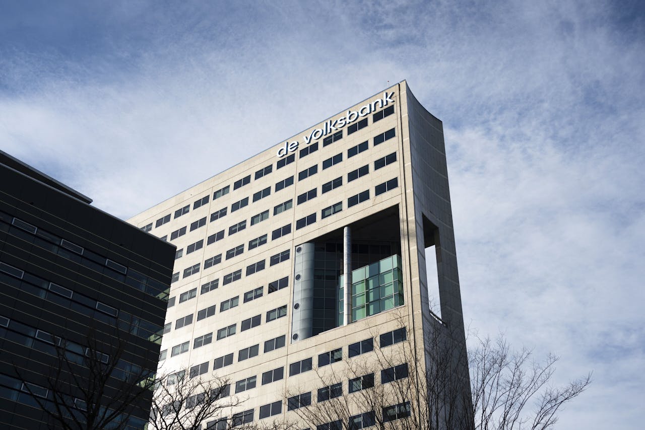 Hoofdkantoor van de Volksbank in Utrecht. 'Meerdere partijen stellen voor om de Volksbank niet te privatiseren, maar te behouden als maatschappelijke bank waarbij betalen en sparen de primaire taken zijn', aldus het Ministerie van Financiën.