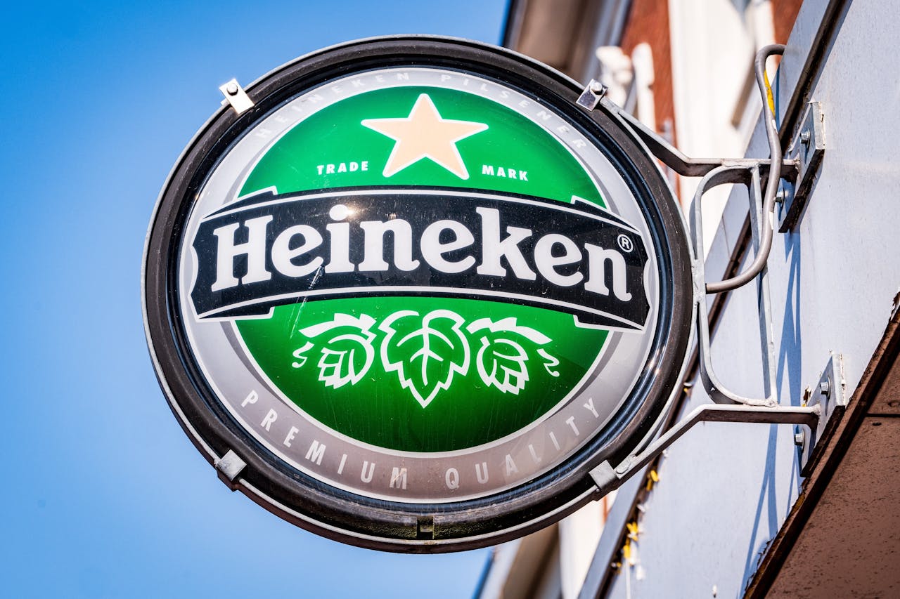 Hoewel de bierverkoop is aangetrokken na het opheffen van coronalockdowns, is Heineken bang dat de hoge inflatie de bierconsumptie zal drukken.