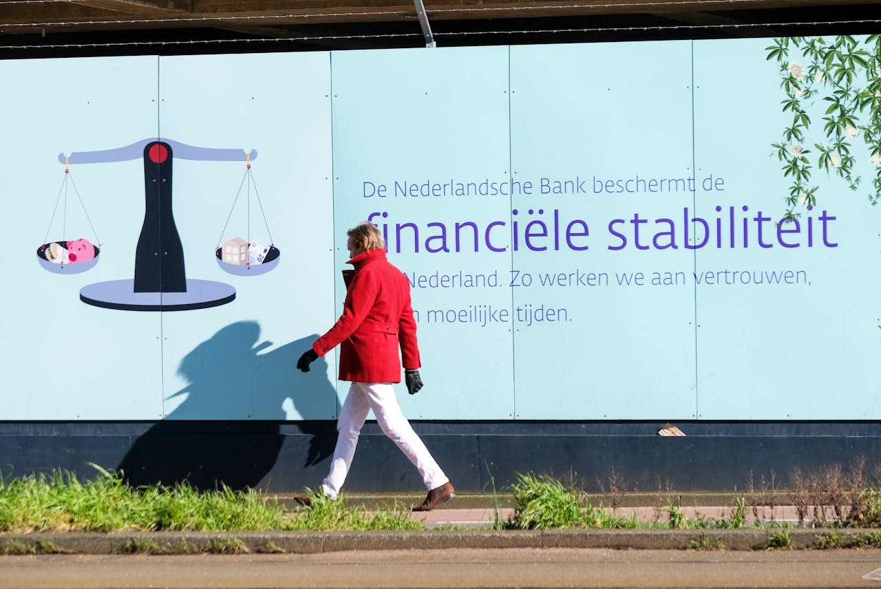De buitenkant van het hoofdkantoor van De Nederlandsche Bank. De toezichthouder is bezorgd om de toekomst van de solidariteit op de verzekeringsmarkt.