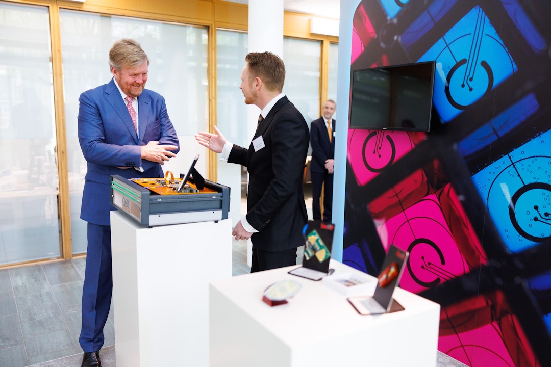 Koning Willem-Alexander op bezoek bij innovatiecentrum Holst Centre in Eindhoven, waar hij werd bijgepraat over de fotonica-industrie.