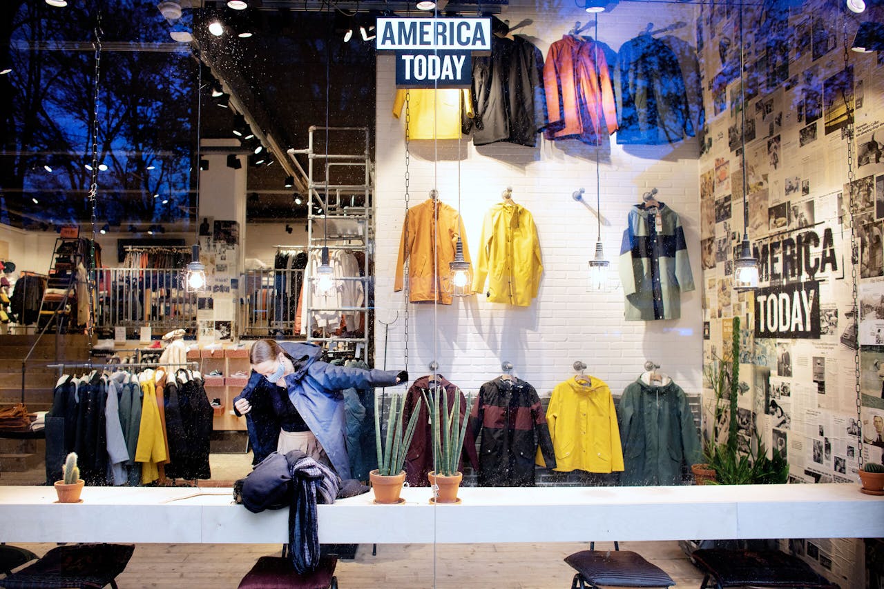 America Today verscheepte in het voorjaar kleding uit zijn fysieke winkels naar de webshop, waar het storm liep.
