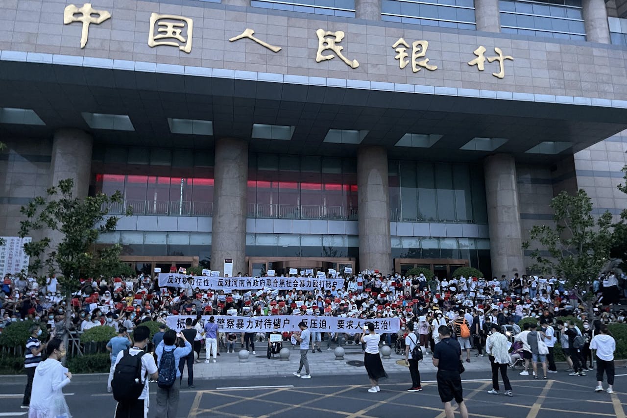 Protest in de Centraal-Chinese stad Zhengzhou tegen het fraudeschandaal bij lokale banken.
