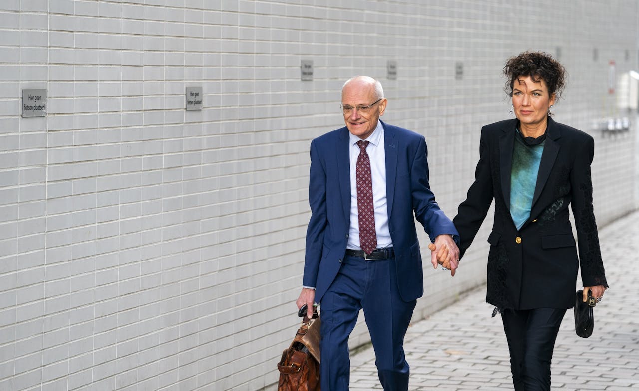 Gerard Sanderink samen met zijn vrouw Rian van Rijbroek bij het Gerechtshof, in januari. De Ondernemingskamer behandelde toen een verzoekschrift van het OM om de topman te schorsen als bestuurder van Centric.