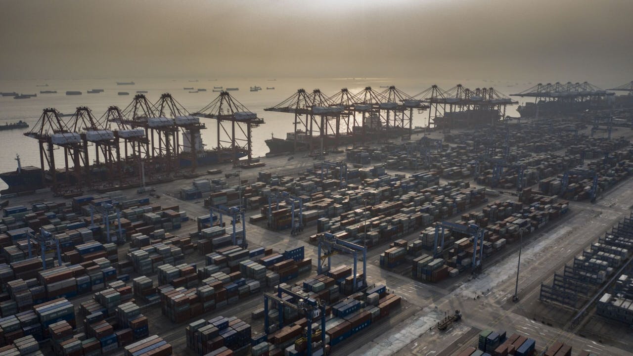 Containerhaven van Guanzhou in vol bedrijf. Het enorme handelsoverschot van China is een belangrijke oorzaak van de sterke renminbi.