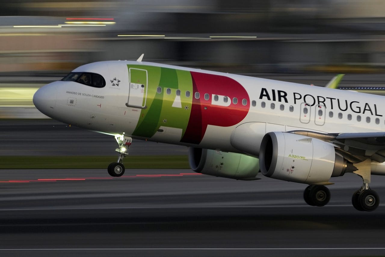 Een vliegtuig van TAP stijgt op in Lissabon. Binnen de gestelde tijd?