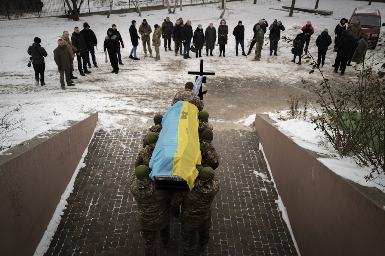 Begrafenis van een in het Oost-Oekraïense Soledar gesneuvelde Oekraïense soldaat in zijn woonplaats Boetsja nabij Kiev.