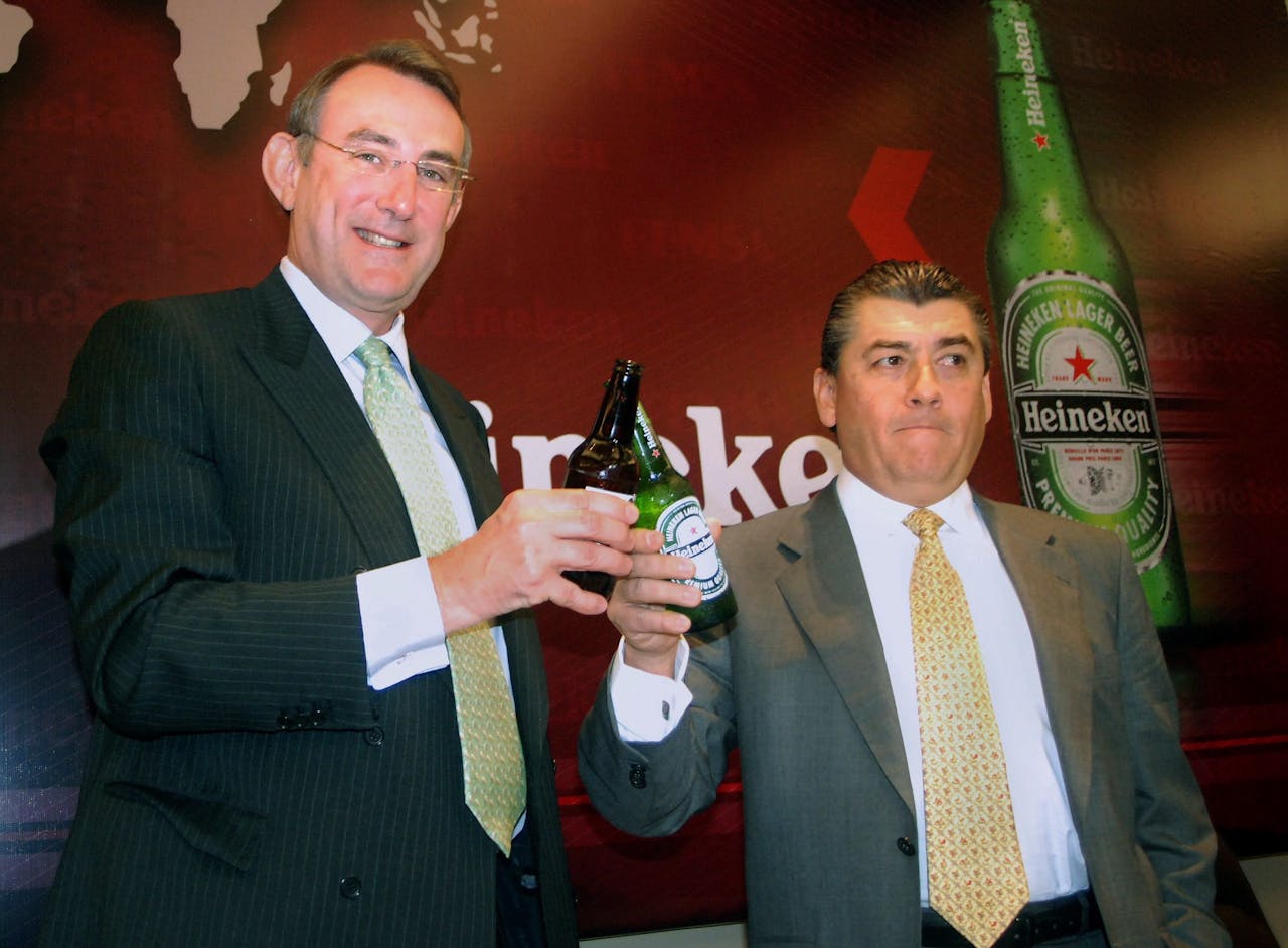 Voormalig Heineken-topman Jean-François van Boxmeer (links) en Femsa-president José Antonio Fernández Carbajal in 2010 bij de overname van de Mexicaanse brouwer.