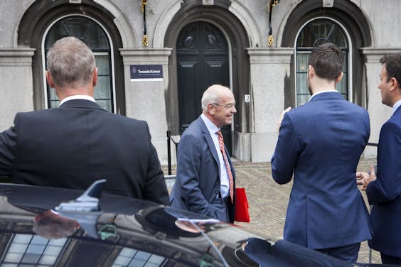 Informateur Gerrit Zalm verlaat het gebouw van de Tweede Kamer na afloop van de gesprekken met de onderhandelaars van VVD, CDA, D66, ChristenUnie.