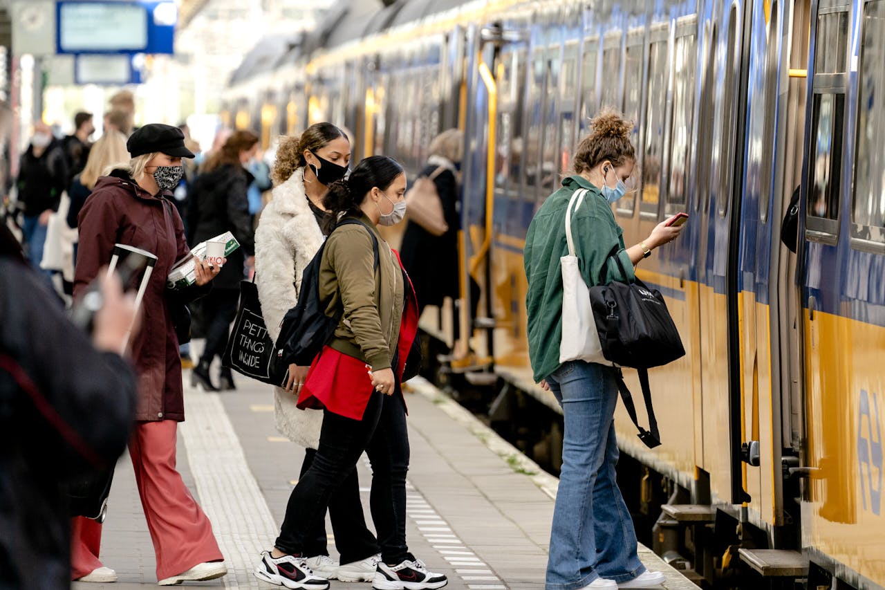 Omdat drie grote steden Amsterdam, Rotterdam en Den Haag het hoogste aantal coronabesmettingen telt, zijn alleen noodzakelijke reizen tussen deze steden toegestaan.