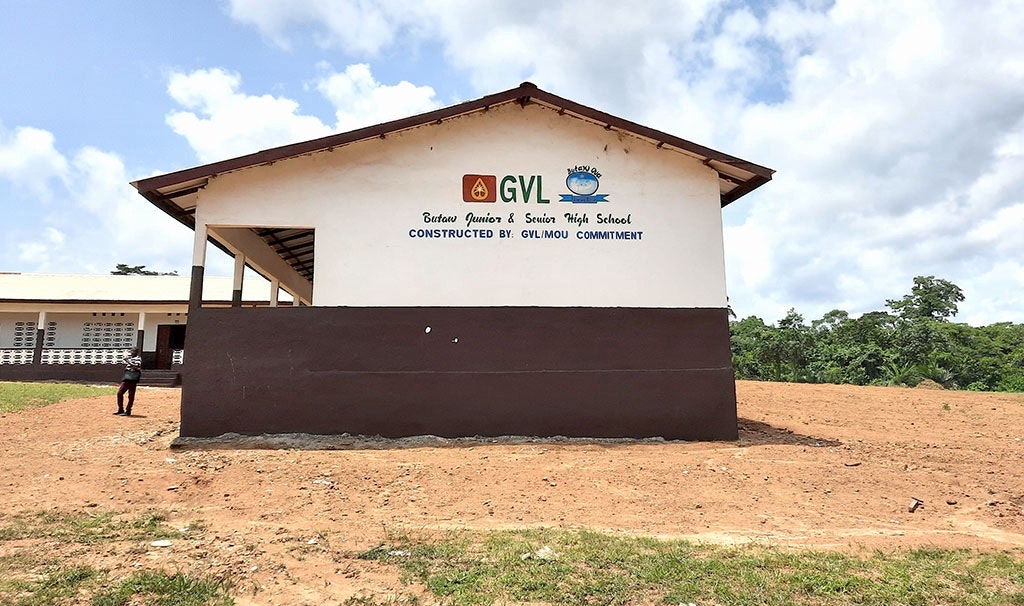 Een school gebouwd door Golden Veroleum in Butaw, Sinoe County. De school maakt onderdeel uit van de afspraak dat het bedrijf moet bijdragen aan de ontwikkeling van Liberia. De leraren wachten echter nog steeds op hun salaris.