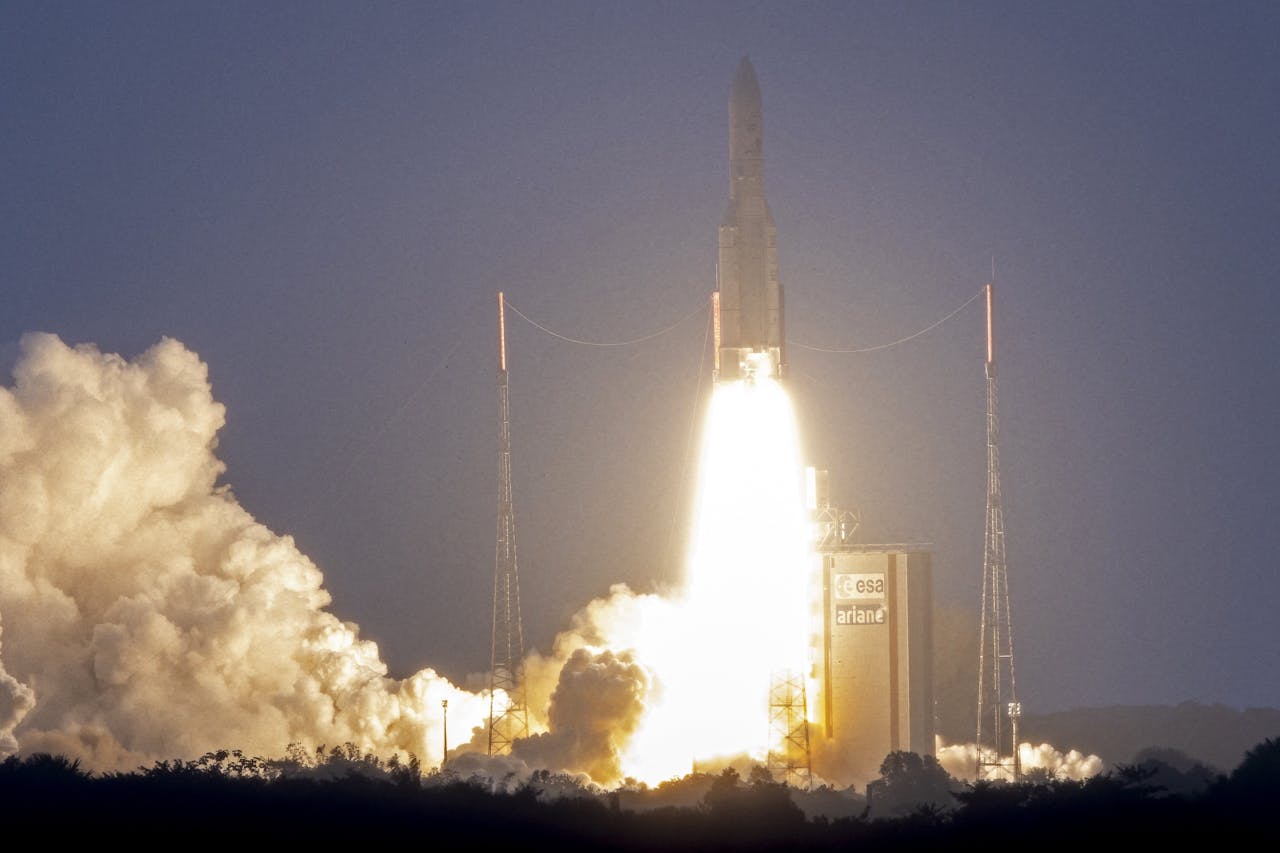Lancering van een Ariane 5-raket met aan boord de telecommunicatiesatelliet Eutelsat Konnect, begin 2020 in Frans-Guyana.