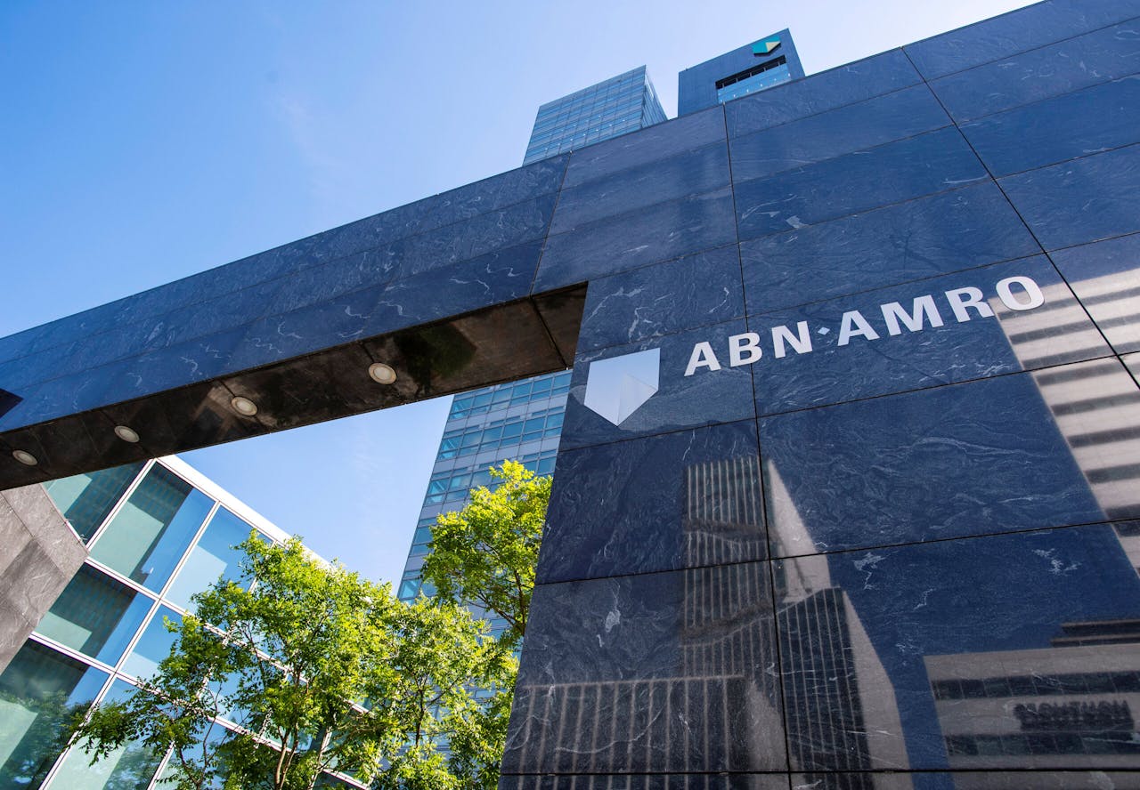 Hoofdkantoor van ABN Amro. De bank heeft volgens bronnen Goldman Sachs gevraagd op zoek te gaan naar overnamekandidaten in Europa