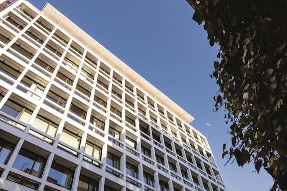 Het acht verdiepingen tellende pand, een ontwerp van architecten Léon Stijnen en Paul De Meyer, werd in de jaren zestig gebouwd voor een verzekerings-maatschappij.