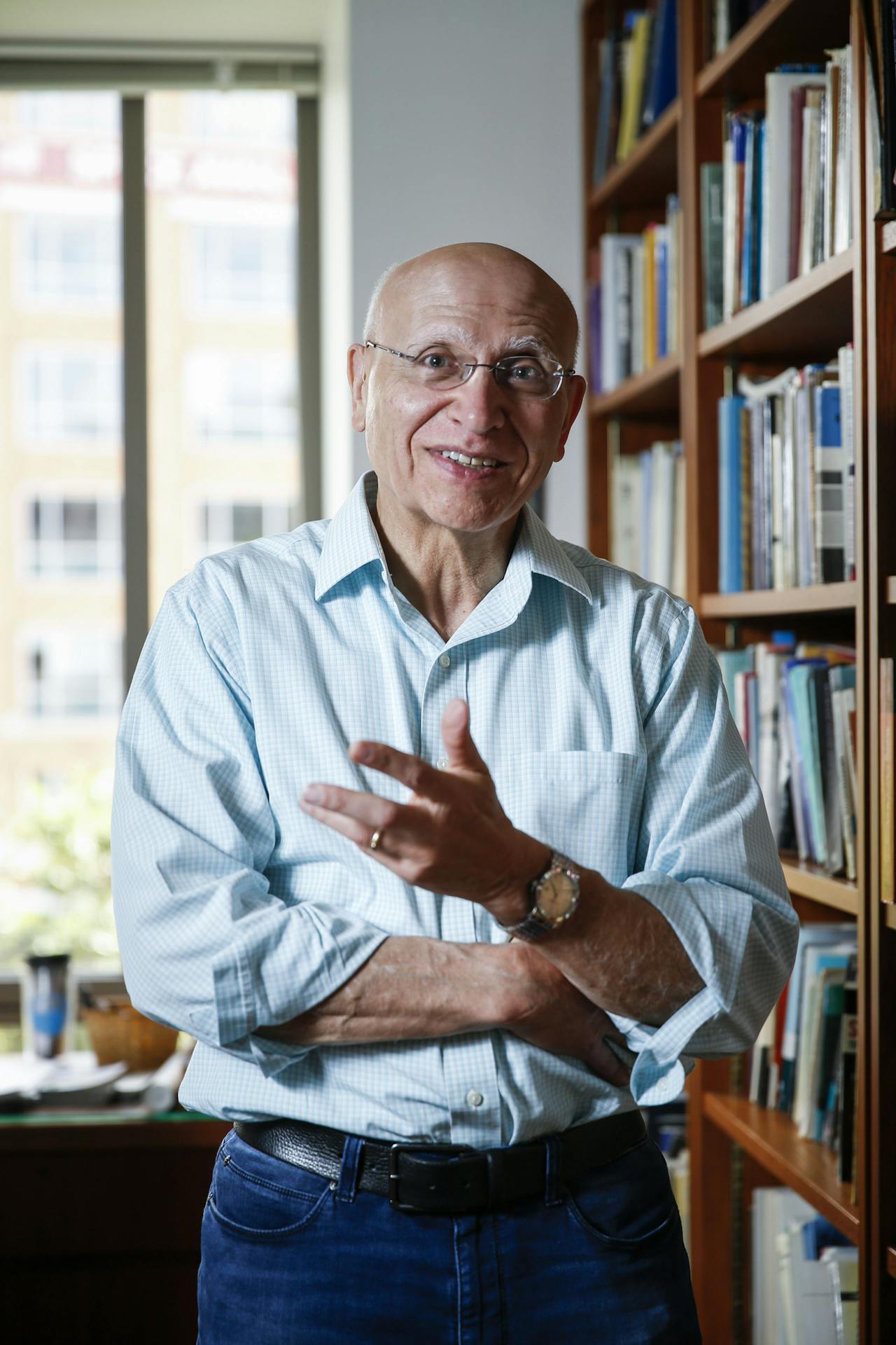 David Luban in zijn werkkamer in de Amerikaanse hoofdstad Washington DC.