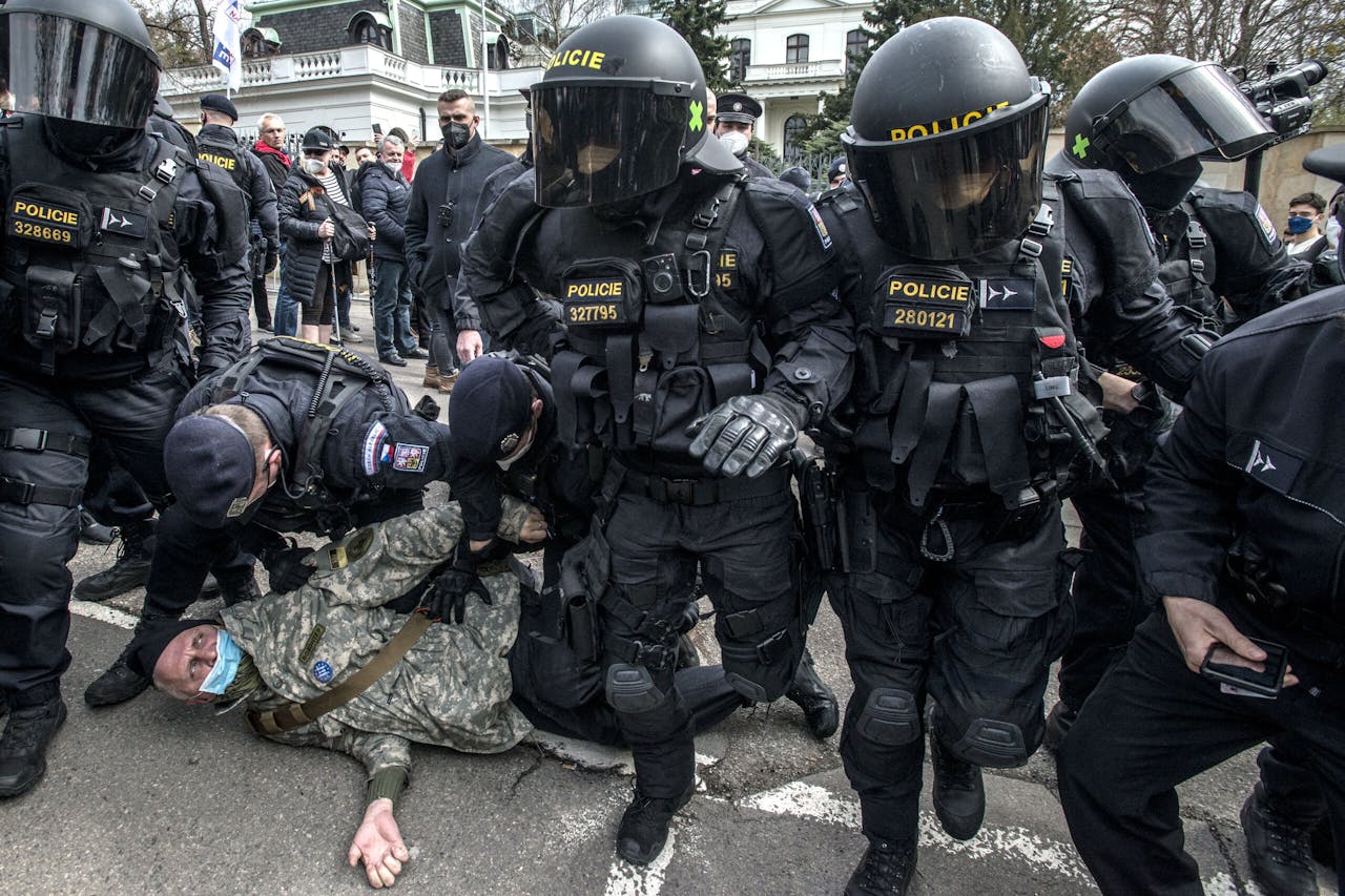 Een pro-Russische betoger wordt gearresteerd tijdens een demonstratie bij de Russische ambassade in Praag op 18 april. Een dag eerder had de Tsjechische regering 18 Russische diplomaten uitgezet.