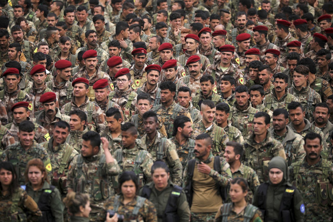 Soldaten van de Syrisch-Koerdische militie YPG nemen in maart 2019 deel aan een militaire parade na een overwinning op de terreurorganisatie Islamitische Staat (Isis) in Qamishli in Syrië.