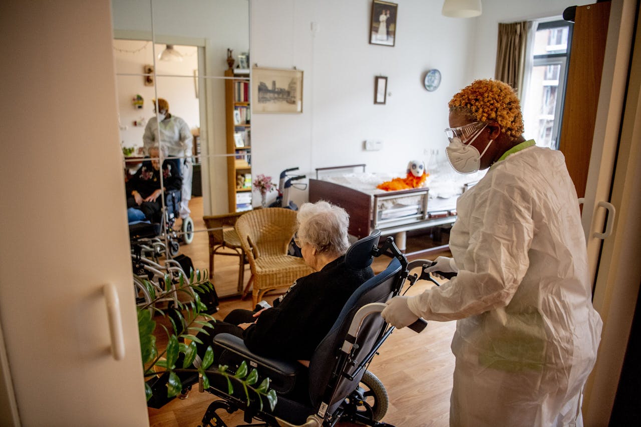 De nieuwe zorgminister(s) zullen ouderen stimuleren om thuis te blijven wonen.