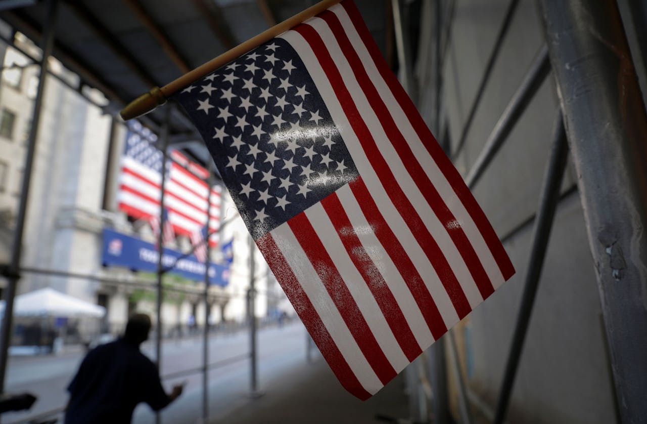 Een Amerikaanse vlag bij het gebouw van de New York Stock Exchange