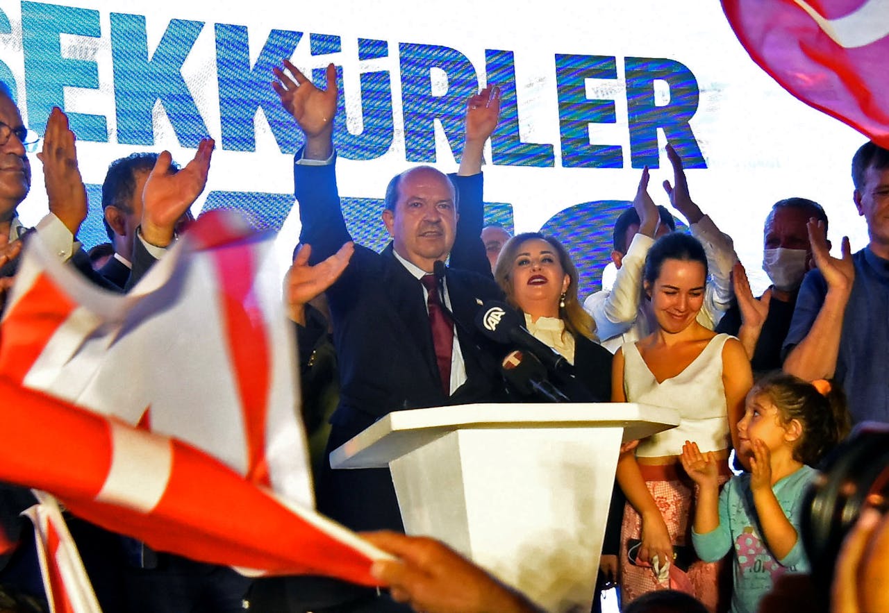 Ersin Tatar heeft de presidentsverkiezingen van Noord-Cyprus, dat alleen door Turkije als staat wordt erkend, gewonnen.