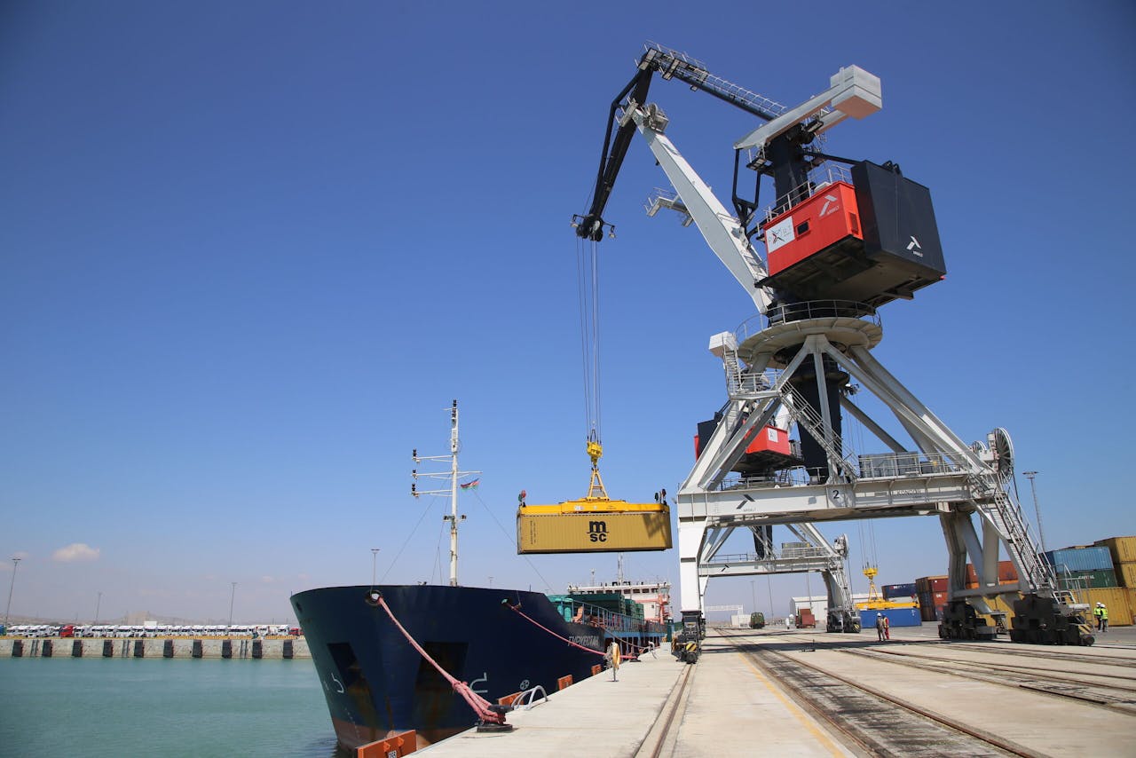 Overslag van containers in de haven van Bakoe, de ruim twee miljoen inwoners tellende hoofdstad van Azerbeidzjan.