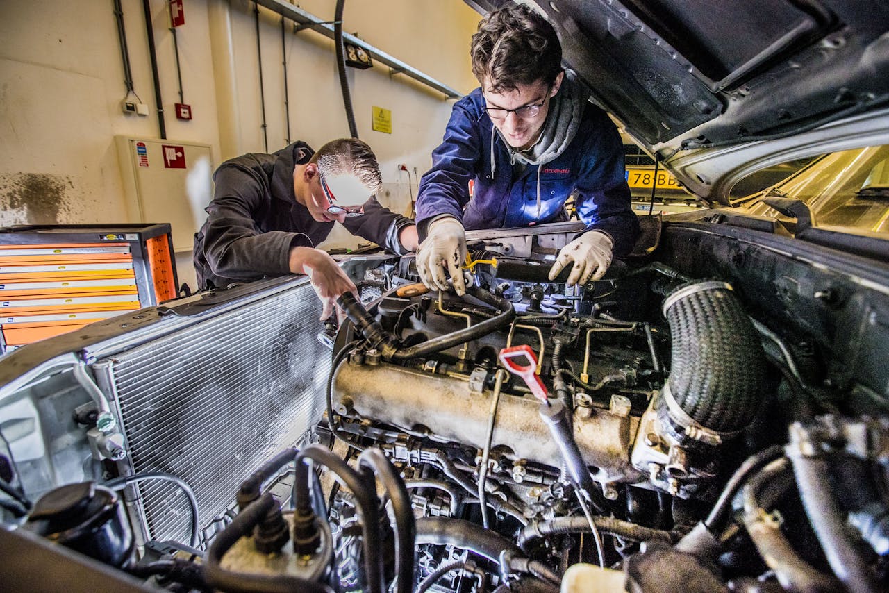 Opleiding autotechniek Aventus in Apeldoorn. Leerlingen aan het monteren.