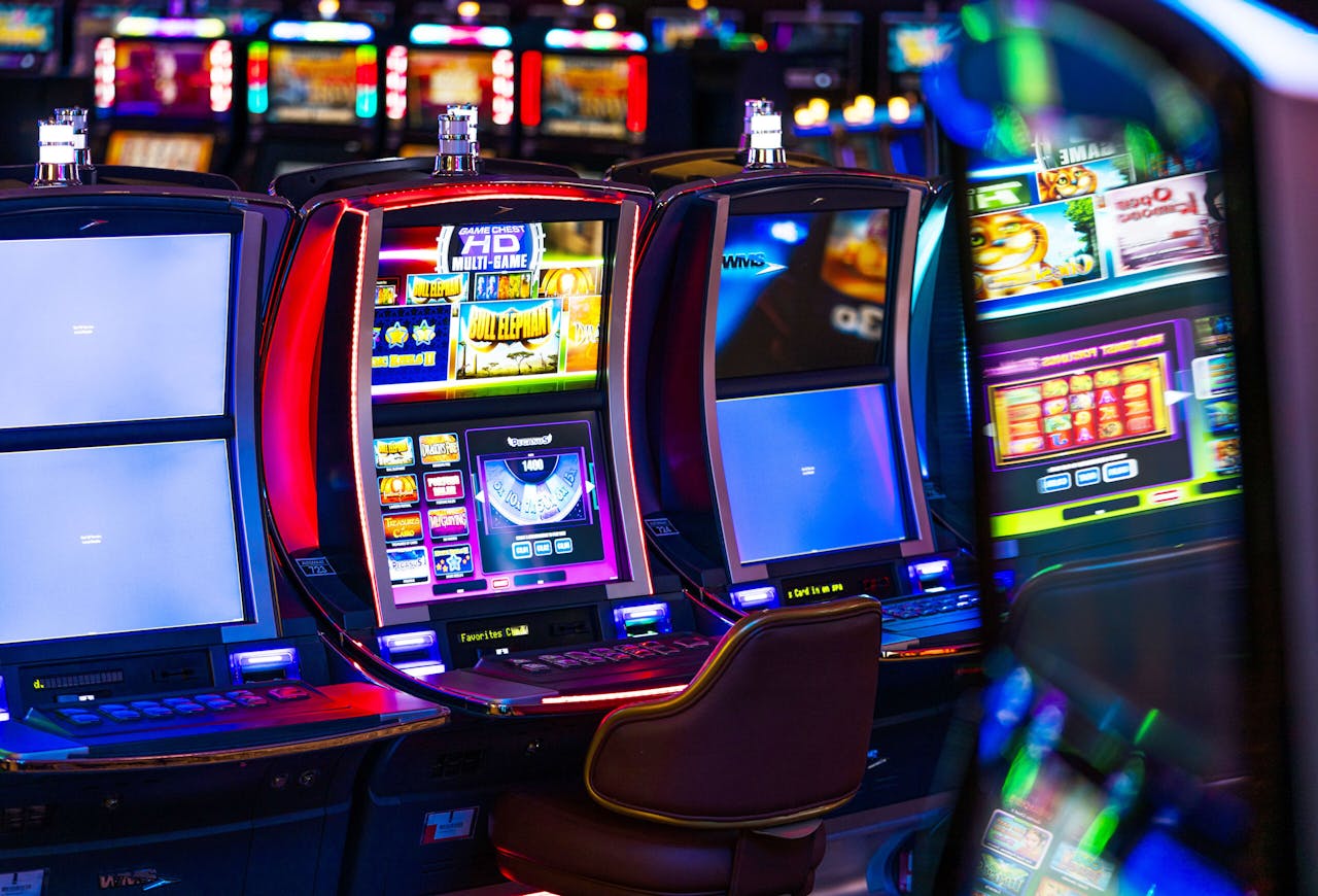 Wie zich vooraf aanmeldt en over een negatieve coronatest beschikt, kan dit weekend aanschuiven aan de gokkasten of blackjack-tafels van een van de zes Holland Casino-vestigingen die als test-event dienen.