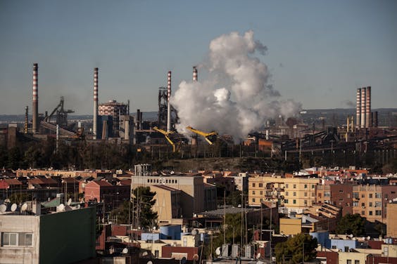 De staalfabriek van Ilva heeft met zijn verontreiniging tot een 'traumatisering van Taranto' geleid. Tegelijk is de fabriek direct en indirect goed voor 20.000 banen in de stad en regio.