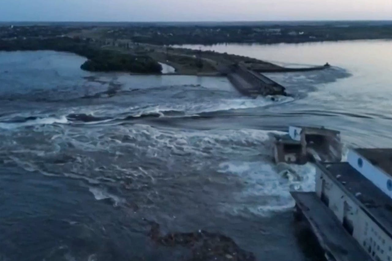 Water stroomt dinsdag door de Kachovkastuwdam, op een door de Oekraïense president Volodymyr Zelensky verspreide video.