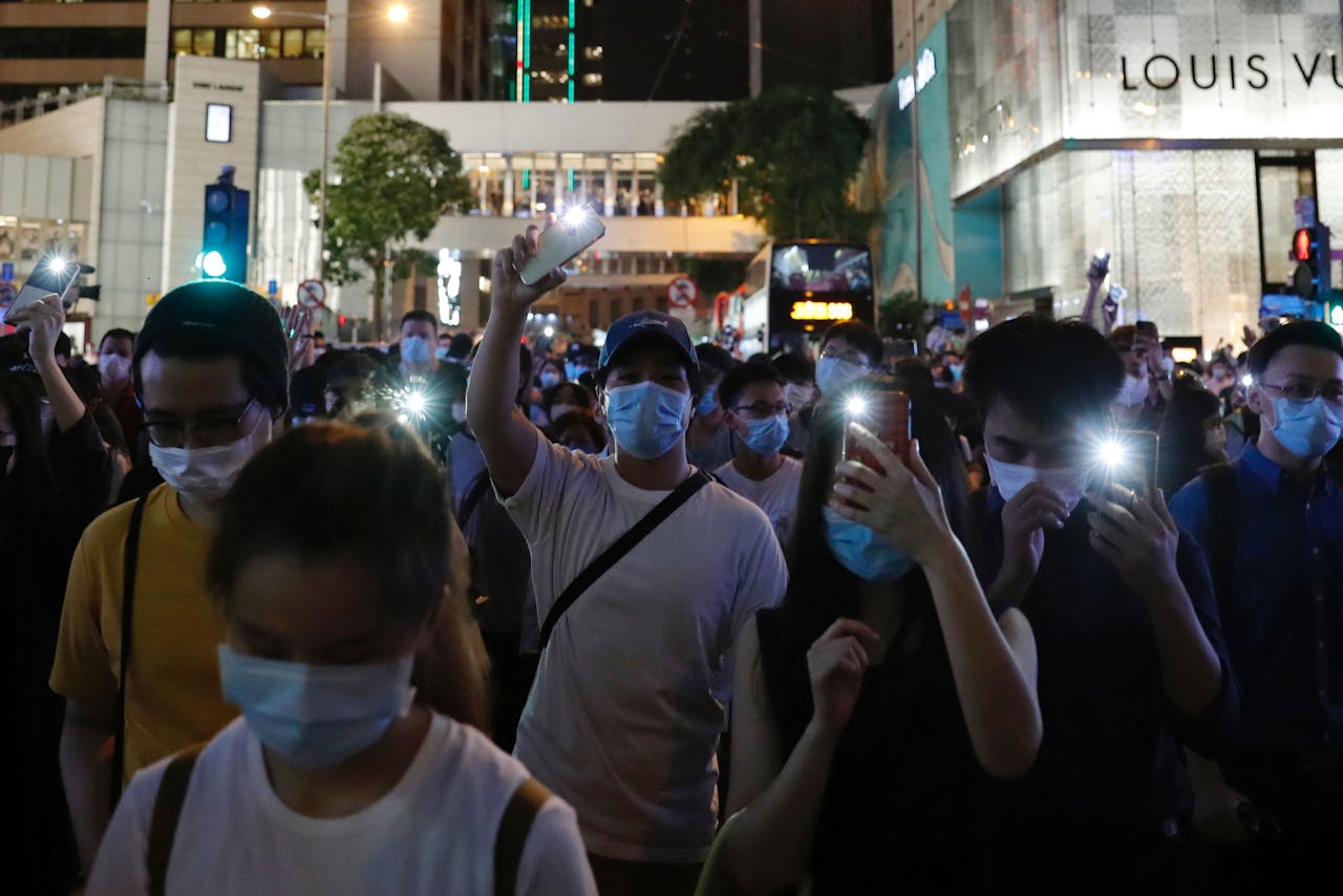 Demonstratie met mobiele telefoons in Hongkong. Waar Google, Twitter en Facebook in de rest van China zijn geblokkeerd, mogen inwoners van Hongkong wel gebruikmaken van de diensten.