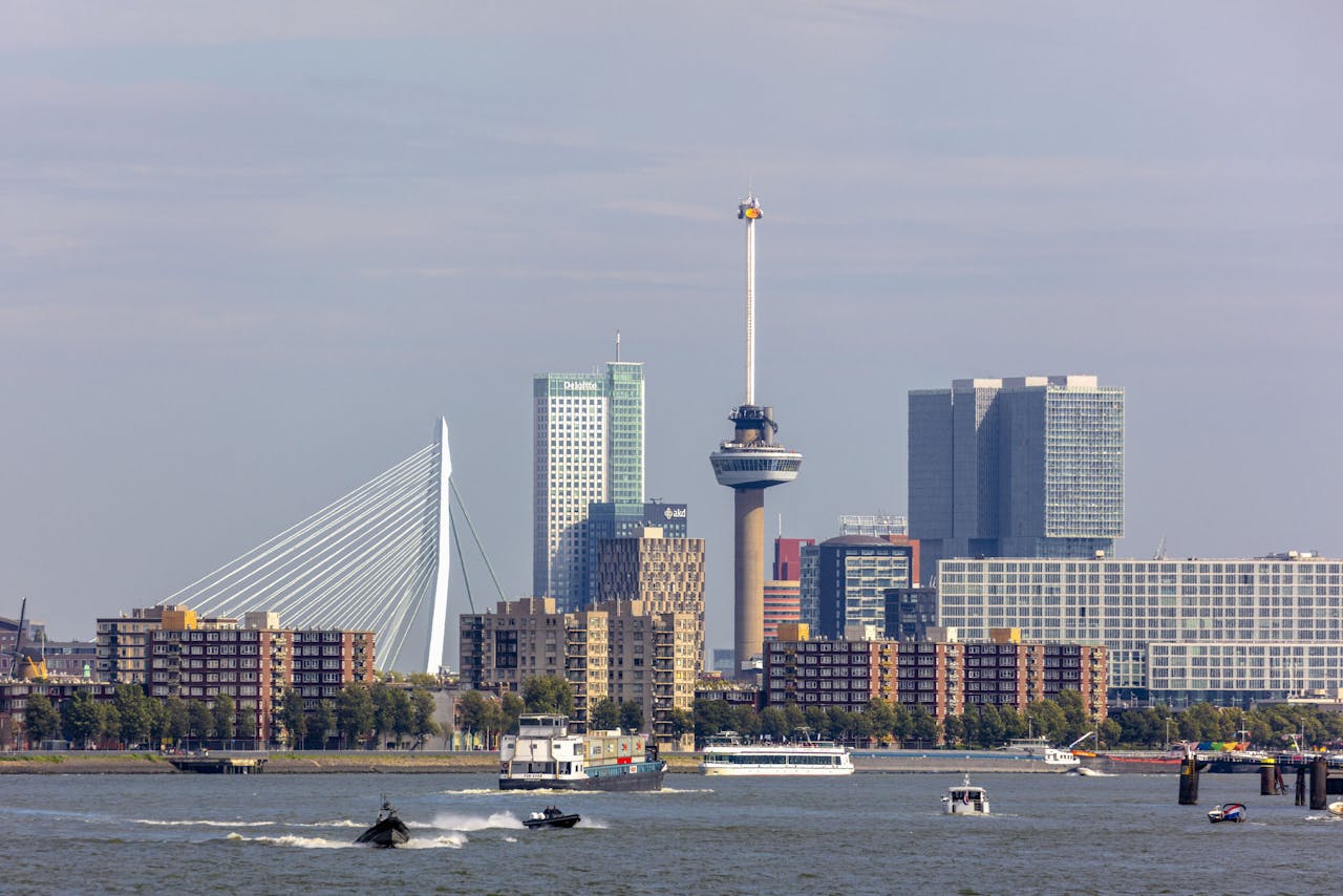 De skyline van Rotterdam met de Euromast