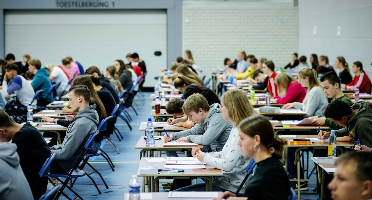 Leerlingen van een mavo in Waalwijk doen eindexamen biologie. Dit jaar doen bijna 200.000 leerlingen eindexamen.
