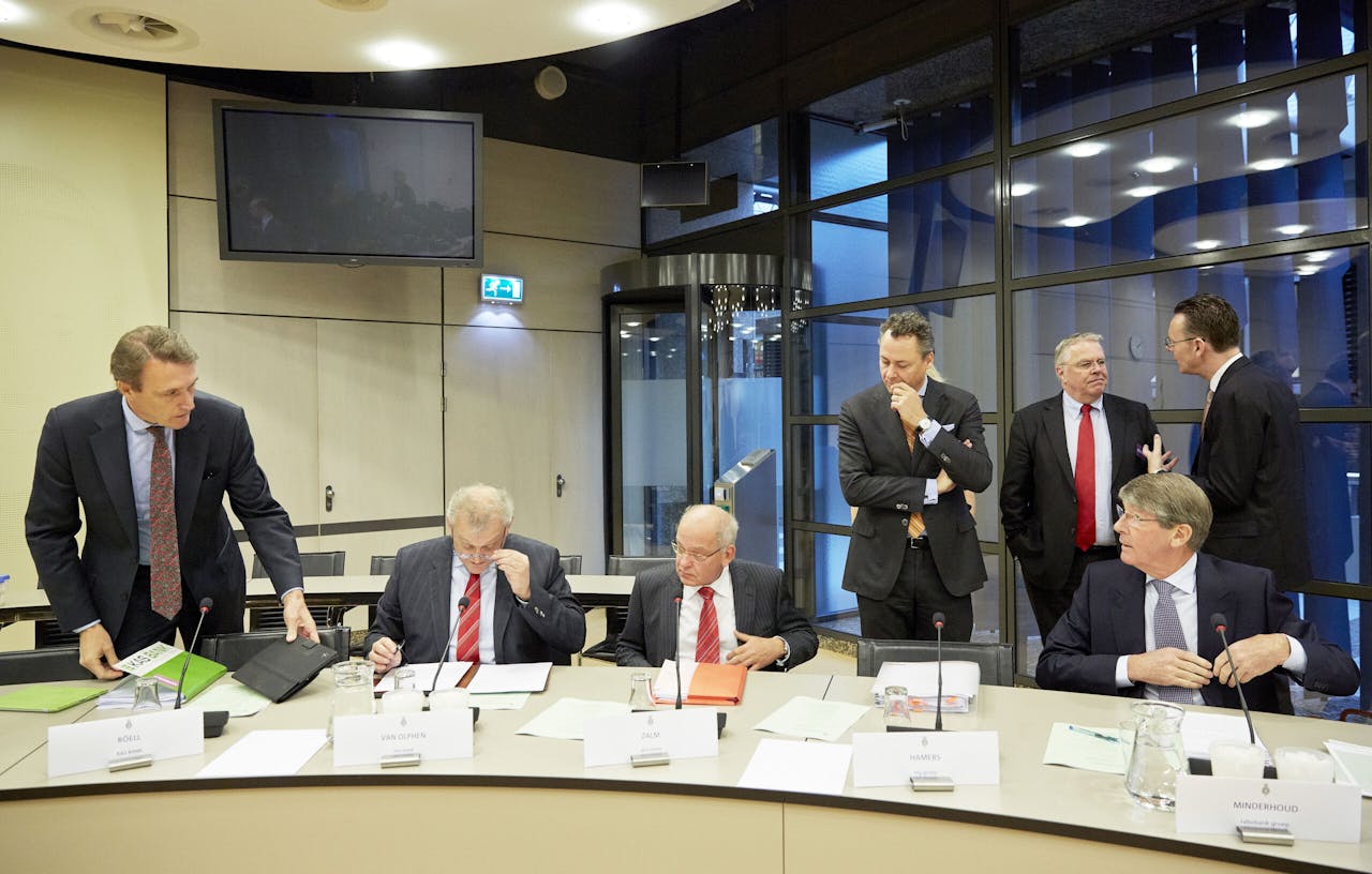 Hoorzitting in de Tweede Kamer in 2013 over de toekomst van de bankensector, met staand in het midden Ralph Hamers en naast hem Chris Buijink.