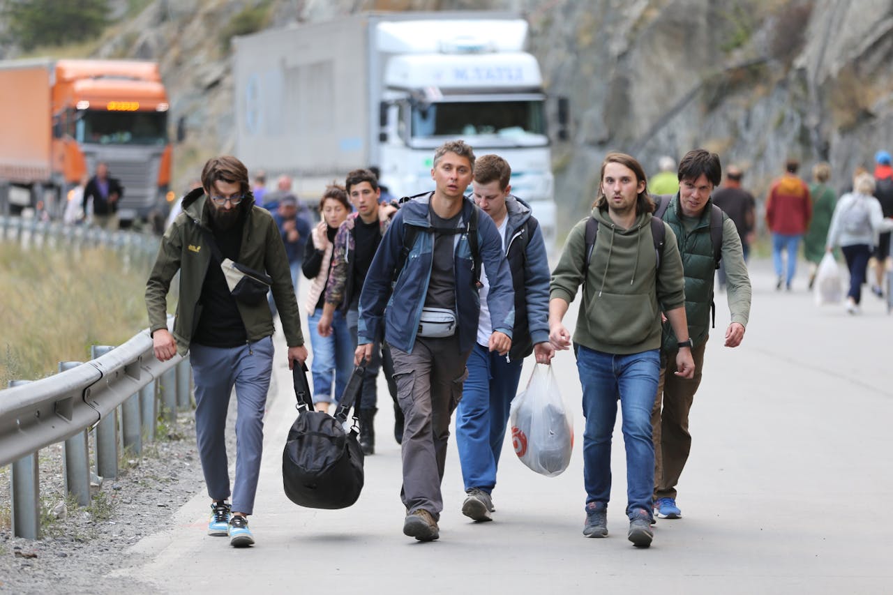Jonge Russen steken in september te voet de Georgische grens over. De aankondiging van een gedeeltelijke mobilisatie in Rusland bracht die maand een uittocht op gang.