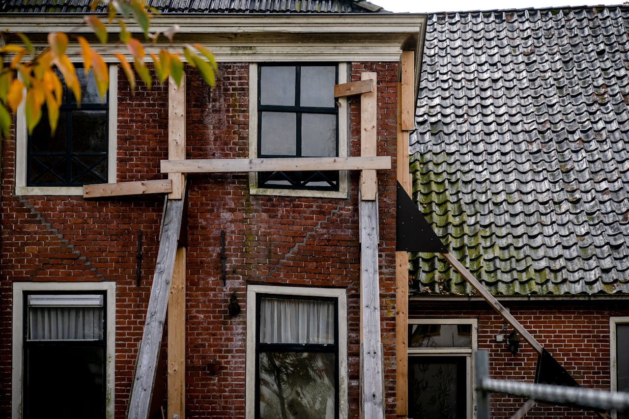Een beschadigde woning in Slochteren