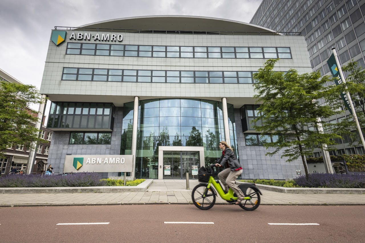 ABN AMRO bankkantoor in Den Haag. De bank stopt per 1 september gedeeltelijk met kleinzakelijk beleggen.