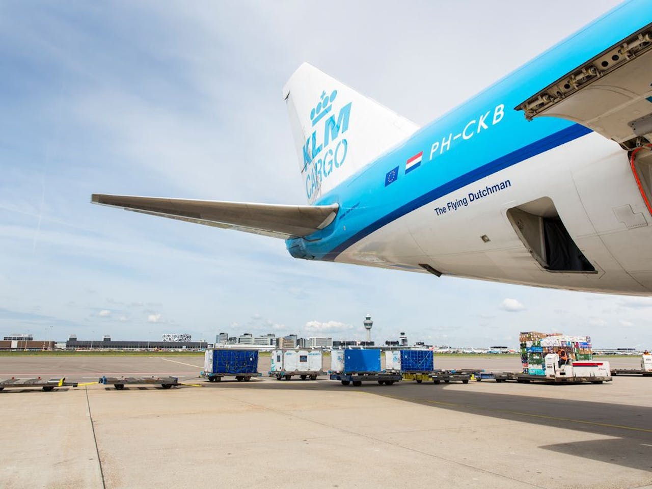Met de 4% loonsverhoging zegt KLM in te spelen op nieuwe omstandigheden zoals onder meer de hoge werkdruk en de krappe arbeidsmarkt.