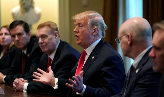 Donald Trump kondigde donderdag aan de Amerikaanse importheffingen op staal en aluminium flink te verhogen.